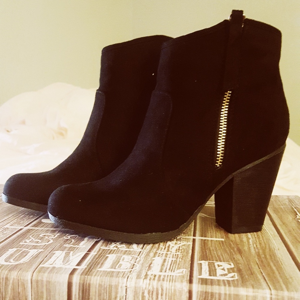 Journee Collection Link Ankle Boots - Picture 4 of 4